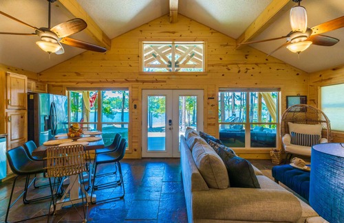 South Toledo Bend Casa | Fisher's Point Lakefront-South Toledo Bend-Hot Tub Private Beach Sleeps 6 Pets