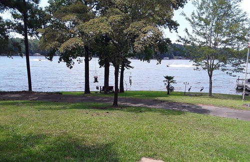 Milledgeville Cabina | Fisherman's cabin located on main body of deep water on Lake Sinclair.