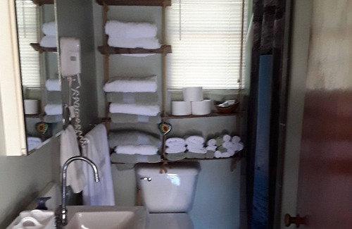 Milledgeville Cabina | Fisherman's cabin located on main body of deep water on Lake Sinclair.