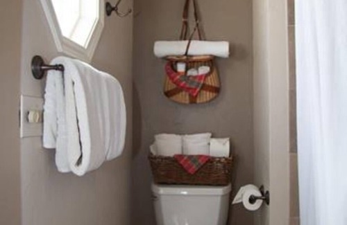 South Fork Cama Y Desayuno | Fisherman's Folly GUESTROOM at Arbor House Inn Inn Bed & Breakfast