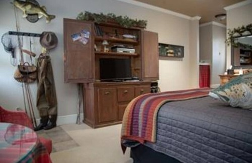 South Fork Cama Y Desayuno | Fisherman's Folly GUESTROOM at Arbor House Inn Inn Bed & Breakfast