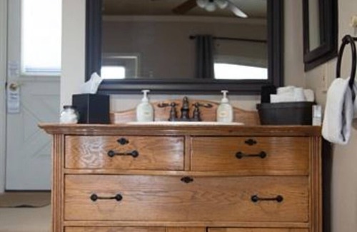 South Fork Cama Y Desayuno | Fisherman's Folly GUESTROOM at Arbor House Inn Inn Bed & Breakfast