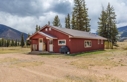 Creede Cabina | Fisherman's Paradise - Pet Friendly, Private Creek, Fireplace, Hot Tub