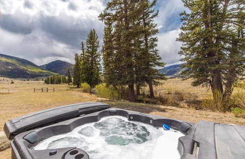 Creede Cabina | Fisherman's Paradise - Pet Friendly, Private Creek, Fireplace, Hot Tub