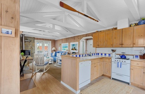 Salmon Creek Cabina | Fishermans Cottage-Irish Fishing Cottage in Bodega Bay! Magical!Walk to Beach