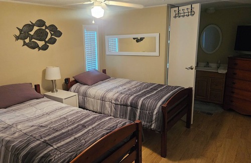 Suwannee Casa | Fishermen's Water Front Hideaway - Boat Ramp and Marina Right Next-door.