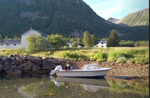 Torsken Apartamento | Fishermens House, romslig ferieleilighet nær sjøen Medby Senja