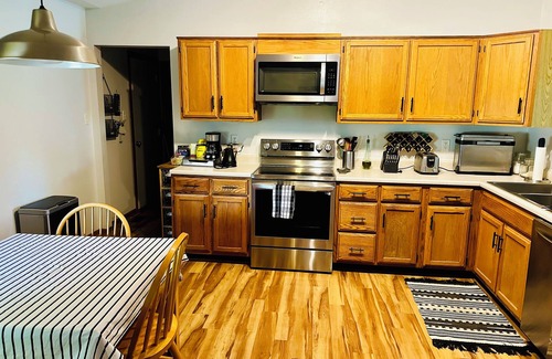 Fishers Casa | Fishers home/Pet Friendly/hot tub/golf/pickleball/fenced yard/concerts!!