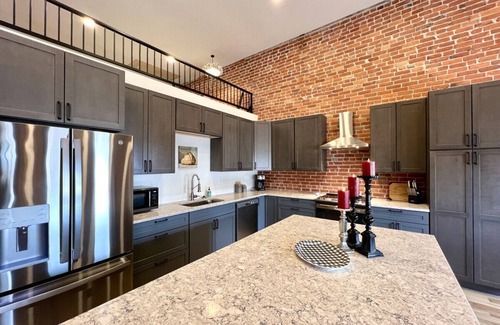 Baker City Apartamento | Fishers Loft A - New! Gorgeous! Downtown!