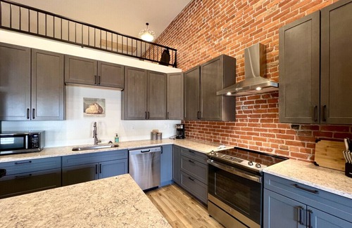 Baker City Apartamento | Fishers Loft A - New! Gorgeous! Downtown!
