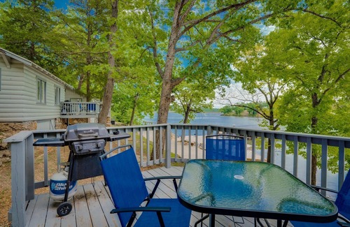 Lake Ozark Cabina | Fishing Cabin #5 2 queen beds and 1 bath dock