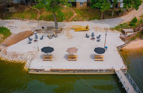 Lake Ozark Cabina | Fishing Cabin #5 2 queen beds and 1 bath dock