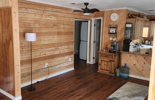 Fort Towson Casa | Fishing Cabin Charming 2-bedroom house in wonderful Fort Towson with WiFi, AC.