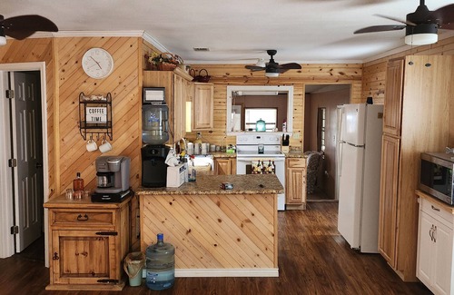 Fort Towson Casa | Fishing Cabin Charming 2-bedroom house in wonderful Fort Towson with WiFi, AC.