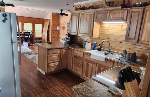 Fort Towson Casa | Fishing Cabin Charming 2-bedroom house in wonderful Fort Towson with WiFi, AC.