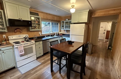 Castella Cabina | Fishing Cabin on the Upper Sacramento river.