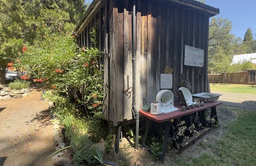 Castella Cabina | Fishing Cabin on the Upper Sacramento river.