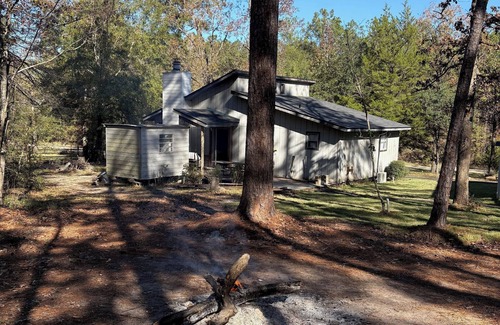Brookeland Cabina | Fishing Camp 1-bedroom/Loft cabin in delightful Brookeland with AC, WiFi