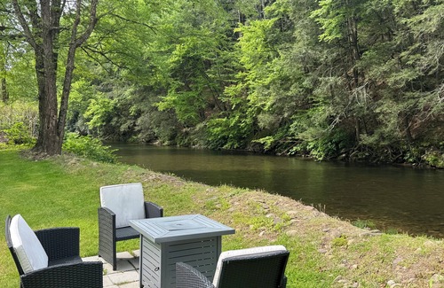 Cambra Casa | Charming retreat on Fishing Creek near Ricketts Glen & Worlds End State Parks