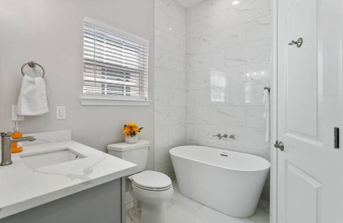 Tulane - Gravier Casa | FIVE Bathrooms with FIVE Bedrooms and Stylish