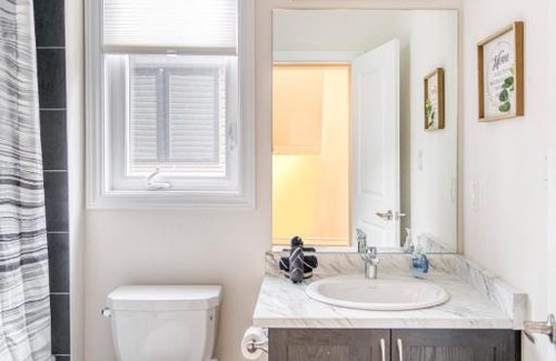 Wasaga Beach Casa | Five Bedroom Deluxe House close to Wasaga Beach