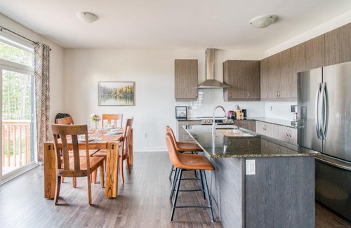 Wasaga Beach Casa | Five Bedroom Deluxe House close to Wasaga Beach