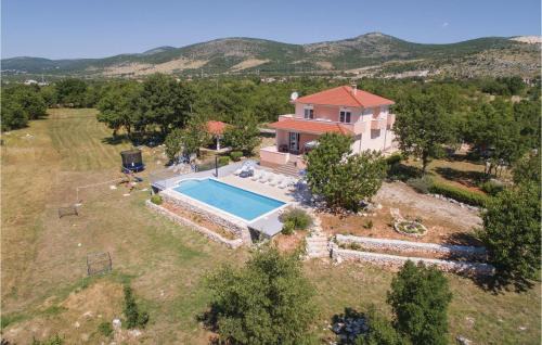 Dugopolje Casa | Five-Bedroom Holiday Home Dugopolje With A Fireplace 03