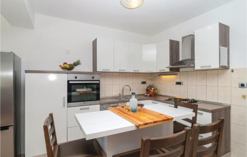 Dugopolje Casa | Five-Bedroom Holiday Home Dugopolje With A Fireplace 03