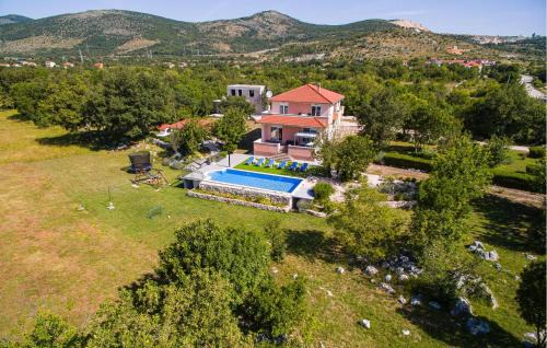 Dugopolje Casa | Five-Bedroom Holiday Home Dugopolje With A Fireplace 03