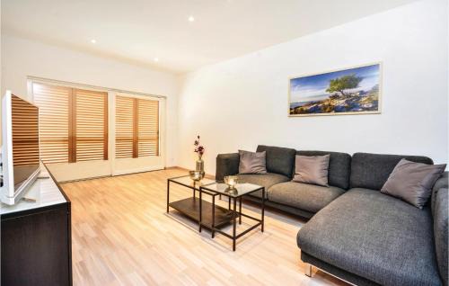 Trilj Casa | Five-Bedroom Holiday Home In Bisko