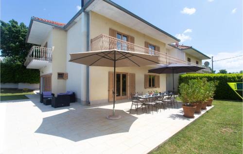 Trilj Casa | Five-Bedroom Holiday Home In Bisko