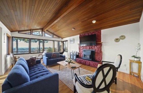 Upper Ten Oaks Cabaña | Five Bedroom Oasis with View of Abbotsford Valley