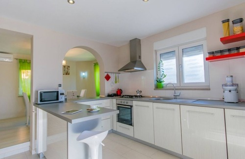 Skatari Villa | ¡Villa de cinco dormitorios con piscina privada y a solo 2 km de Pula y su anfiteatro histórico!