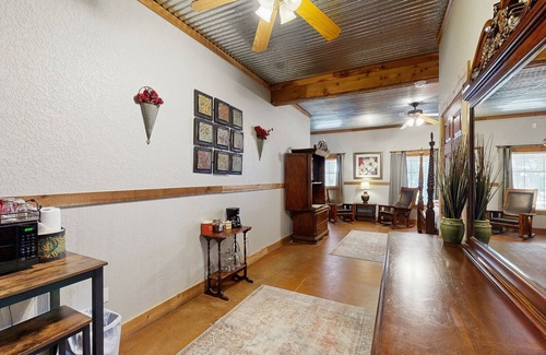 Fredericksburg Cabina | ¡Cinco suites aptas para perros cerca de las salas de degustación y la autopista 290 Wine Trail!