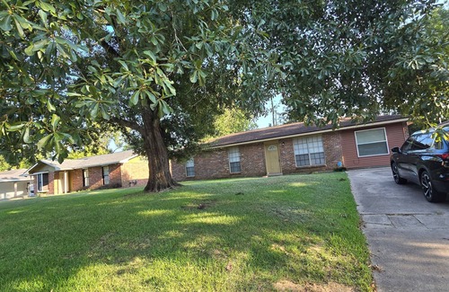 Baker Casa | Five Full Appointed Bedroom House in Quiet Neighborhood