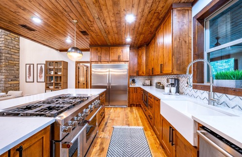 Broken Bow Cabina | Five Master King Suites, entertainment room, two bunkrooms, hot tub, smoker