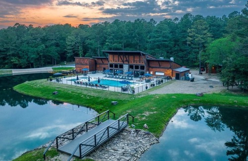 Broken Bow Cabina | Five Master King Suites, entertainment room, two bunkrooms, hot tub, smoker
