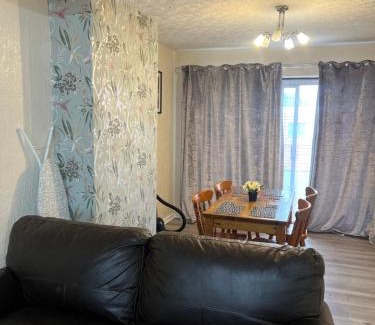 Willenhall Casa | Five Oaks House- Entire 3 Bedroom House for Family & Contractors with up to 5 sleep- NO PARTIES ALLOWED