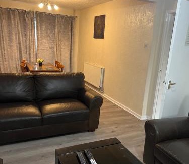 Willenhall Casa | Five Oaks House- Entire 3 Bedroom House for Family & Contractors with up to 5 sleep- NO PARTIES ALLOWED