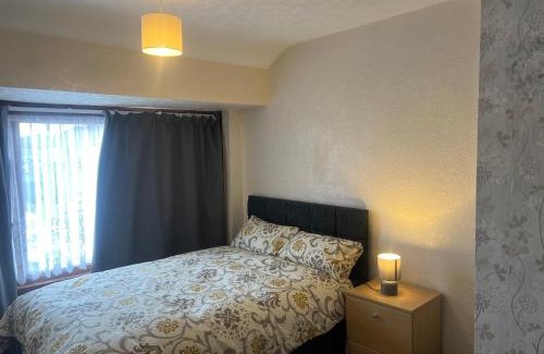 Willenhall Casa | Five Oaks House- Entire 3 Bedroom House for Family & Contractors with up to 5 sleep- NO PARTIES ALLOWED