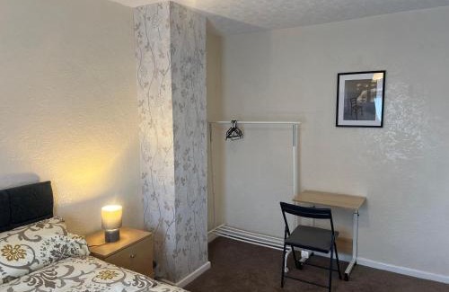 Willenhall Casa | Five Oaks House- Entire 3 Bedroom House for Family & Contractors with up to 5 sleep- NO PARTIES ALLOWED