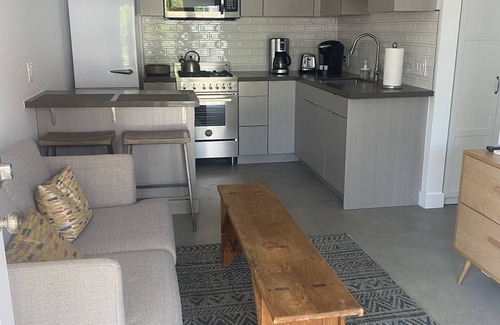 Mid-Wilshire Casa | Five Star Designer Decorated Contemporary Guest House With Pool