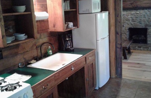 Hot Springs Cabina | FIVE POINTS~LAKE HAMILTON: Cabin#B ~ 1BR w/2 Queen Beds, Futon in LR, Full Kitchen, Breakfast "Fixins" Provided, Handicap Accessible w/Wheelchair Ramp