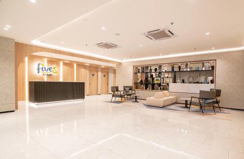 Central District Hotel | Fives Hotel Meldrum