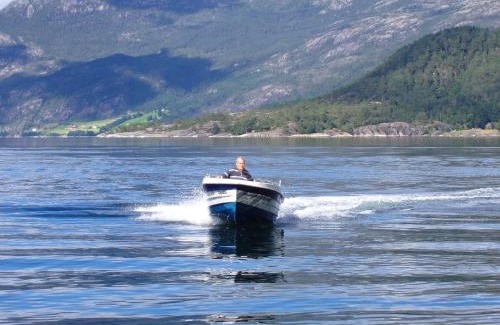 Kvinnherad Casa | Fjordhytte-2 am Hardangerfjord, grandioses Fjordpanorama, 20 PS Motorboot mietbar!