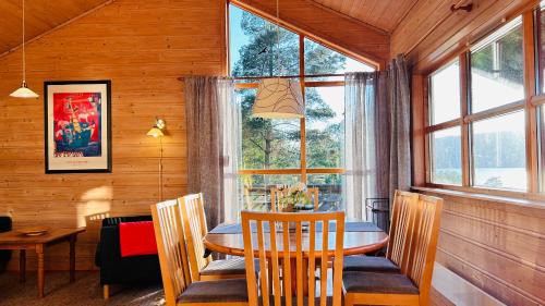 Kvinnherad Casa | Fjordhytte-2 am Hardangerfjord, grandioses Fjordpanorama, 20 PS Motorboot mietbar!