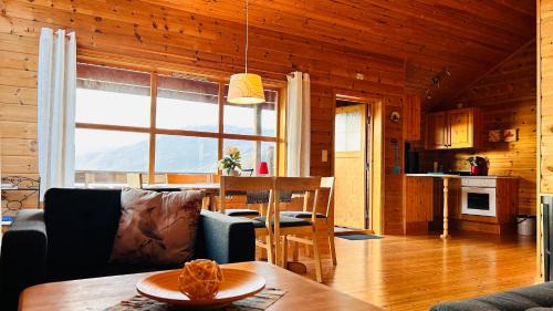 Kvinnherad Casa | Fjordhytte-2 am Hardangerfjord, grandioses Fjordpanorama, 20 PS Motorboot mietbar!