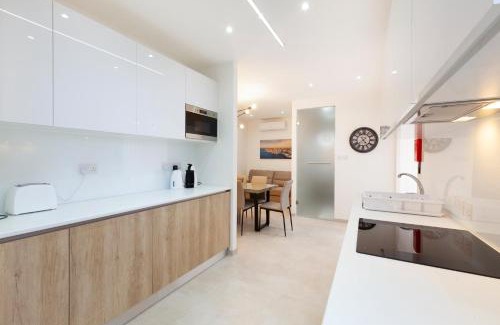 Floriana Apartamento | FL56 - New 3storey House - private entrance & roof
