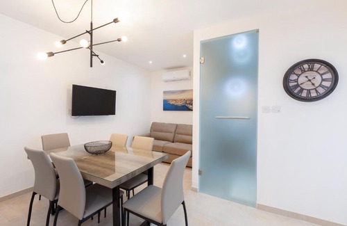 Floriana Apartamento | FL56 - New 3storey House - private entrance & roof