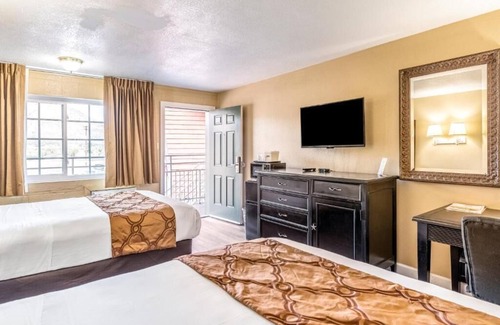Flagstaff Hotel | Flagstaff Retreat | Three Relaxing Rooms Perfect For Family Stay | Free Parking